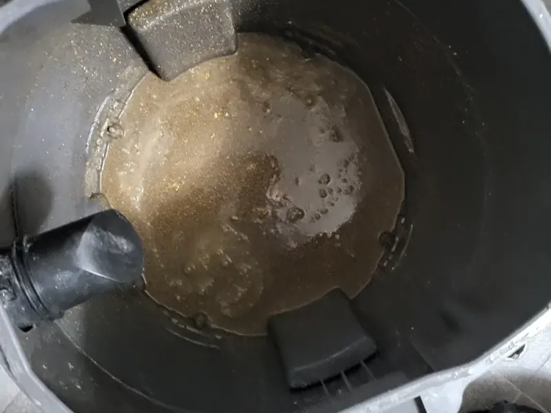 포항 석션 장비 통에 빨려 나온 오수와 찌꺼기