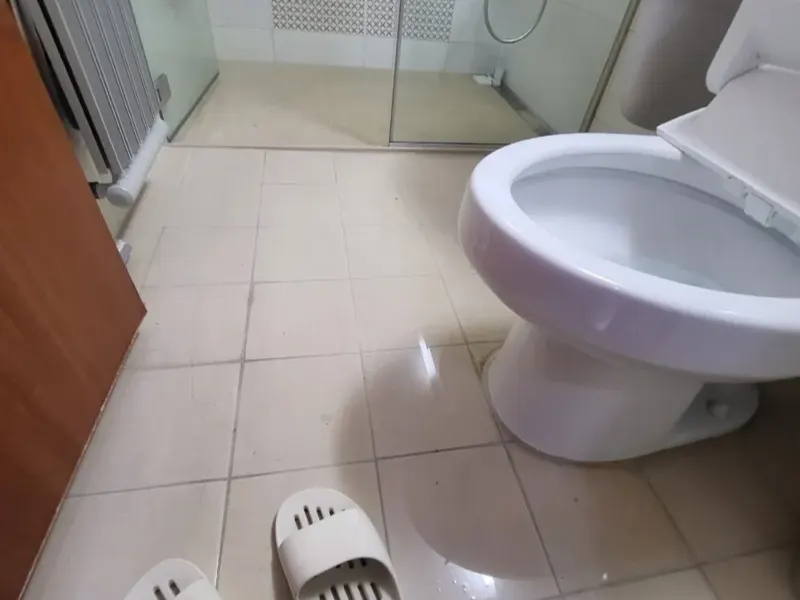 포항 물이 넘쳐 젖은 화장실 바닥
